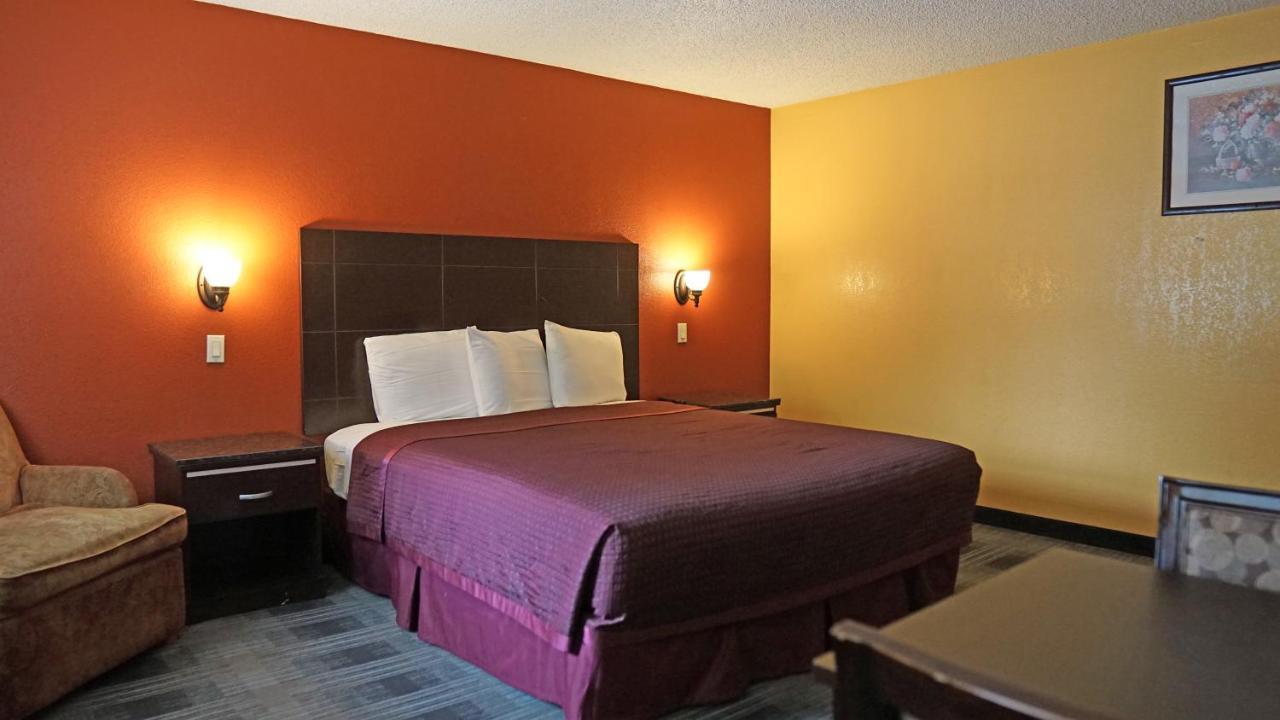 Travel Plaza Inn Комптон Экстерьер фото