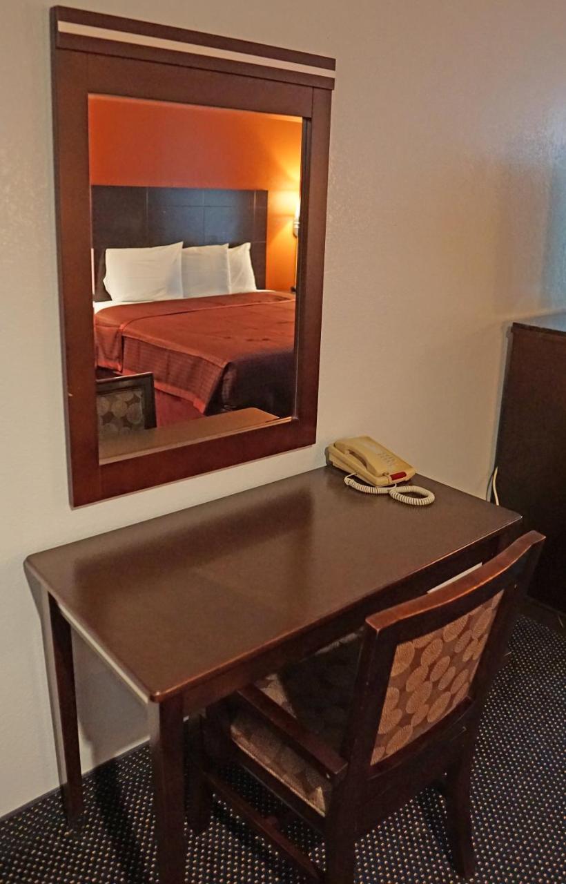 Travel Plaza Inn Комптон Экстерьер фото