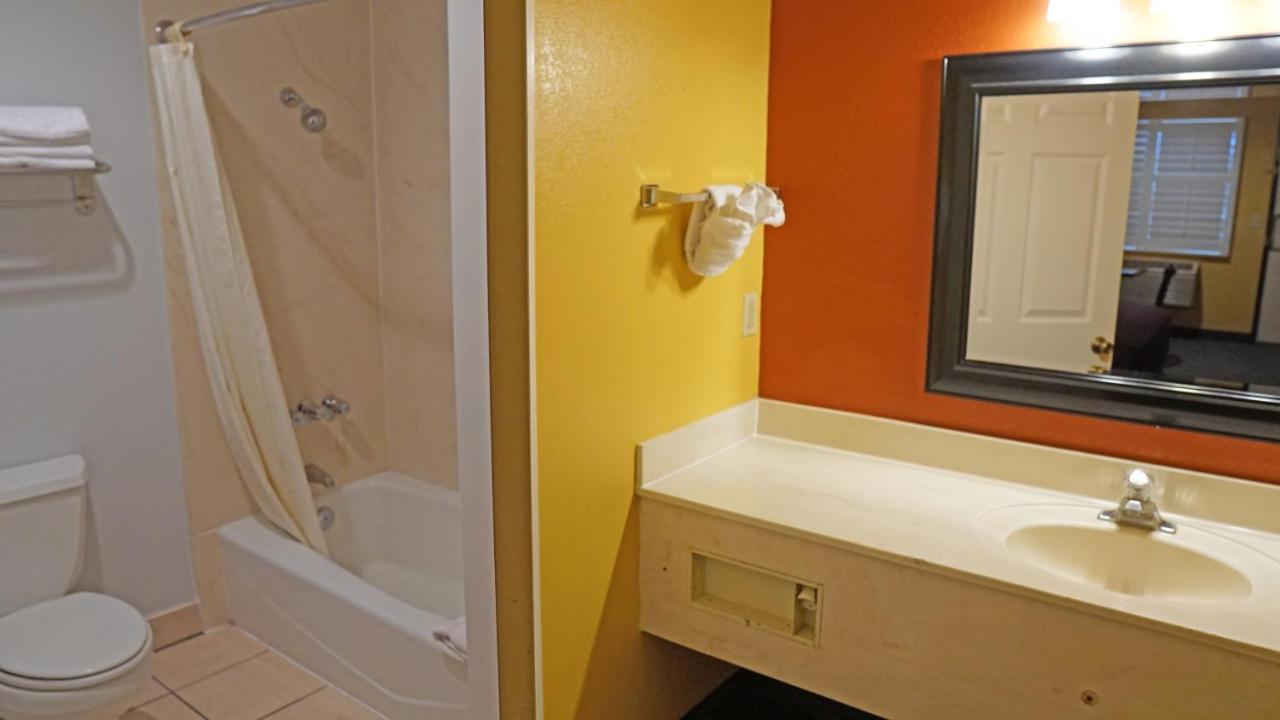 Travel Plaza Inn Комптон Экстерьер фото