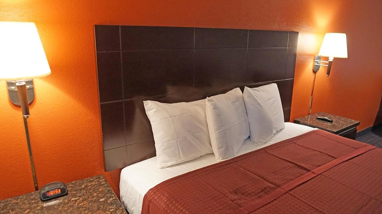 Travel Plaza Inn Комптон Экстерьер фото